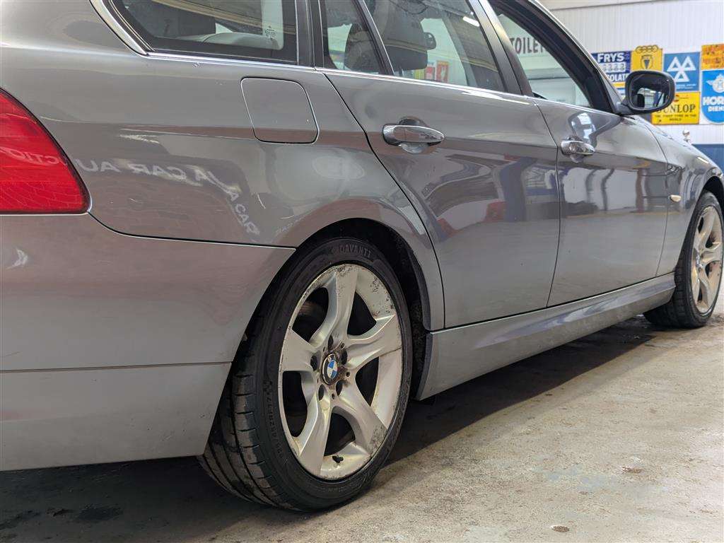 <p>2012 BMW 318D EXCLUSIVE EDITION</p>