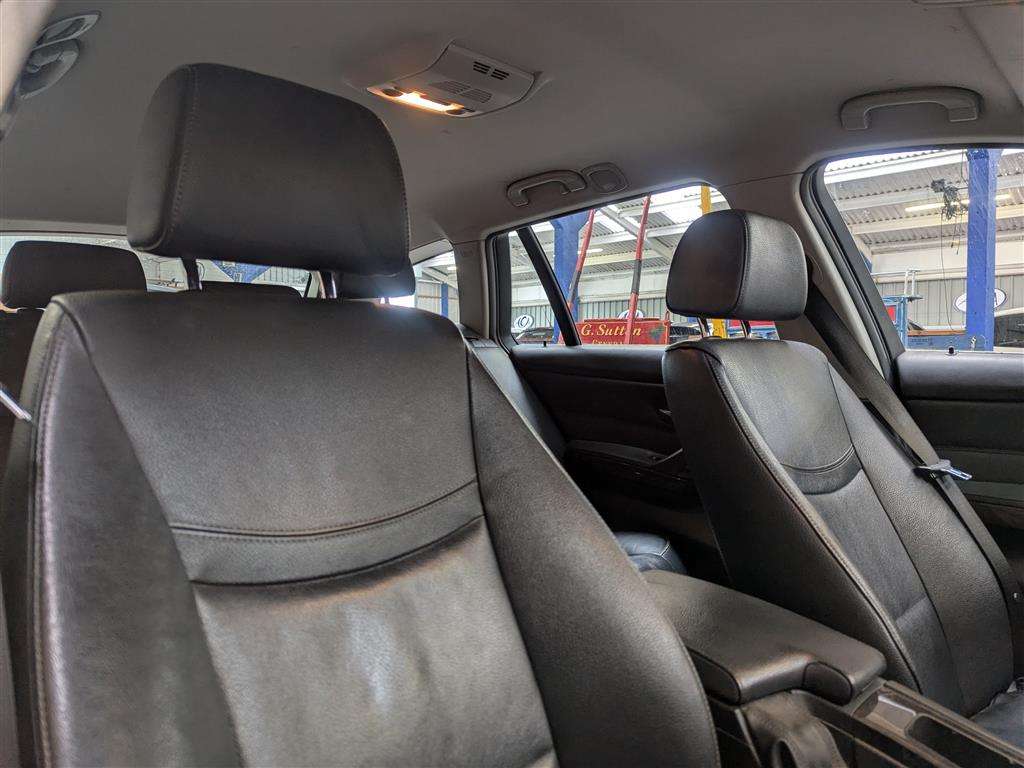 <p>2012 BMW 318D EXCLUSIVE EDITION</p>