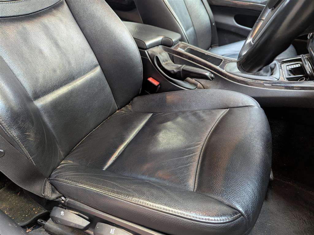 <p>2012 BMW 318D EXCLUSIVE EDITION</p>