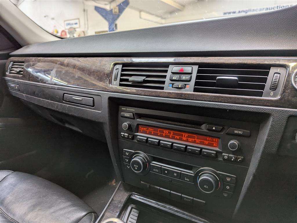 <p>2012 BMW 318D EXCLUSIVE EDITION</p>