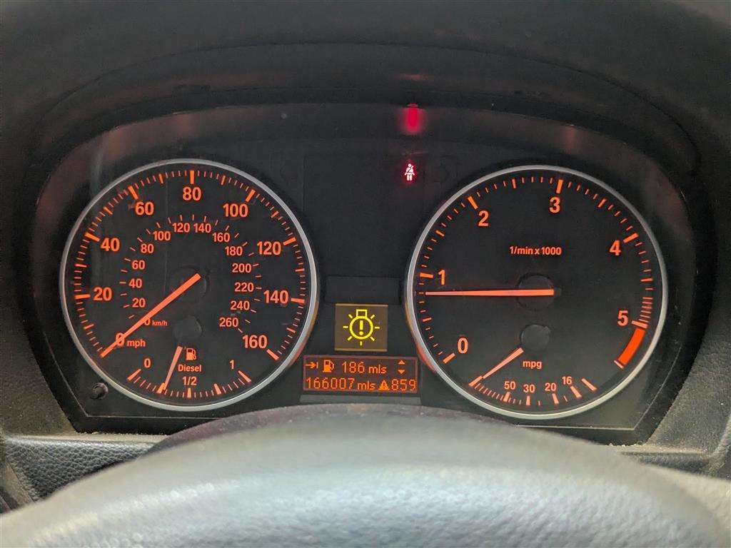 <p>2012 BMW 318D EXCLUSIVE EDITION</p>