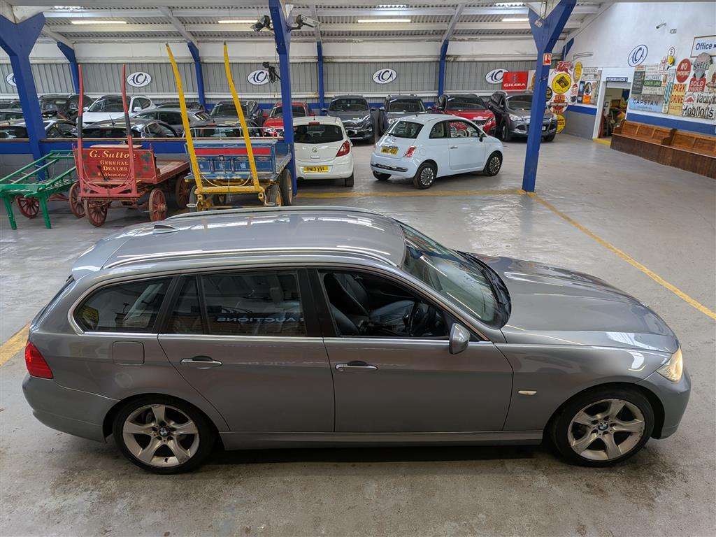 <p>2012 BMW 318D EXCLUSIVE EDITION</p>