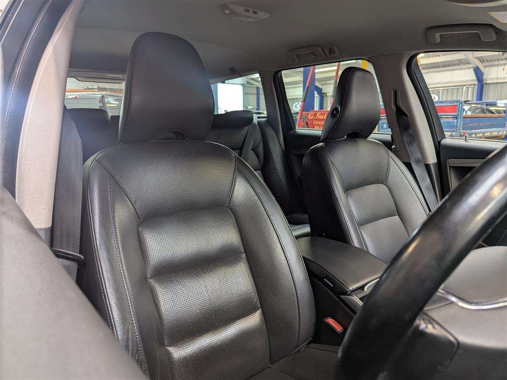 <p>2012 VOLVO V70 SE LUX T5 AUTO</p>