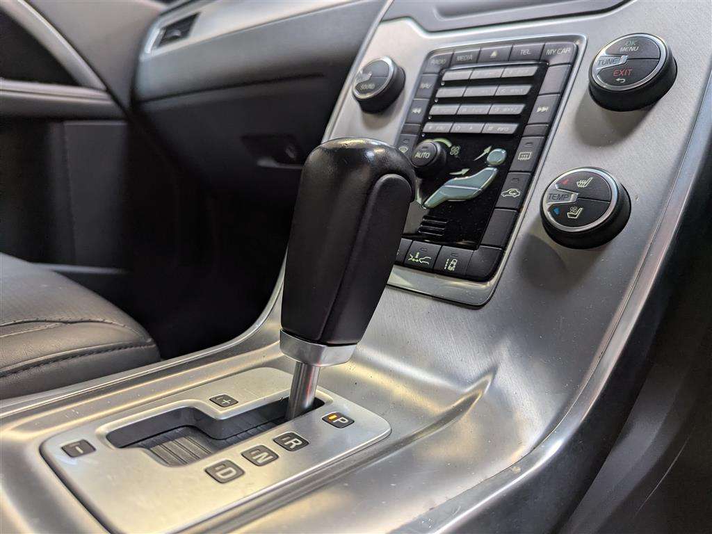 <p>2012 VOLVO V70 SE LUX T5 AUTO</p>