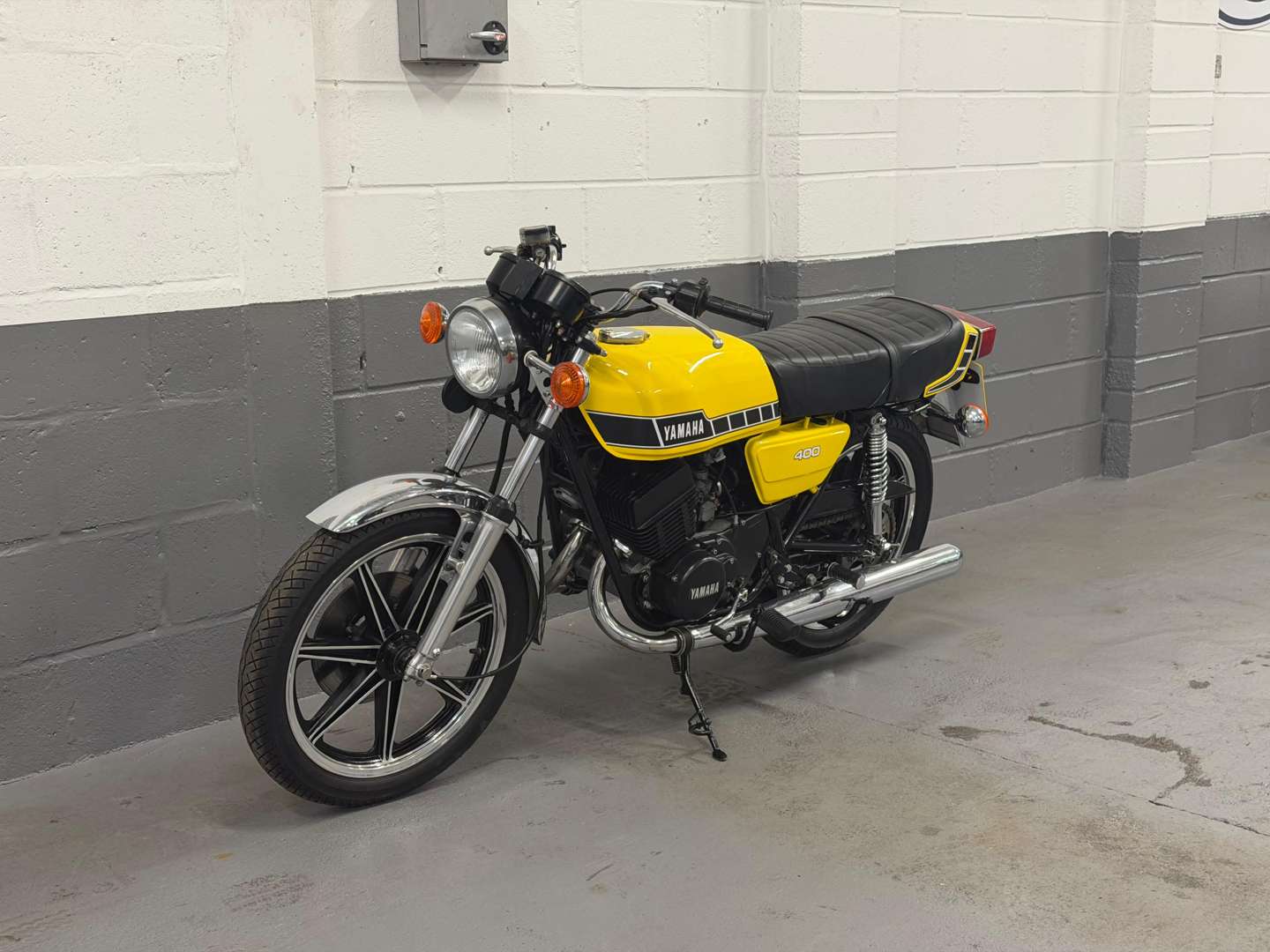 <p>1977 YAMAHA RD400</p>