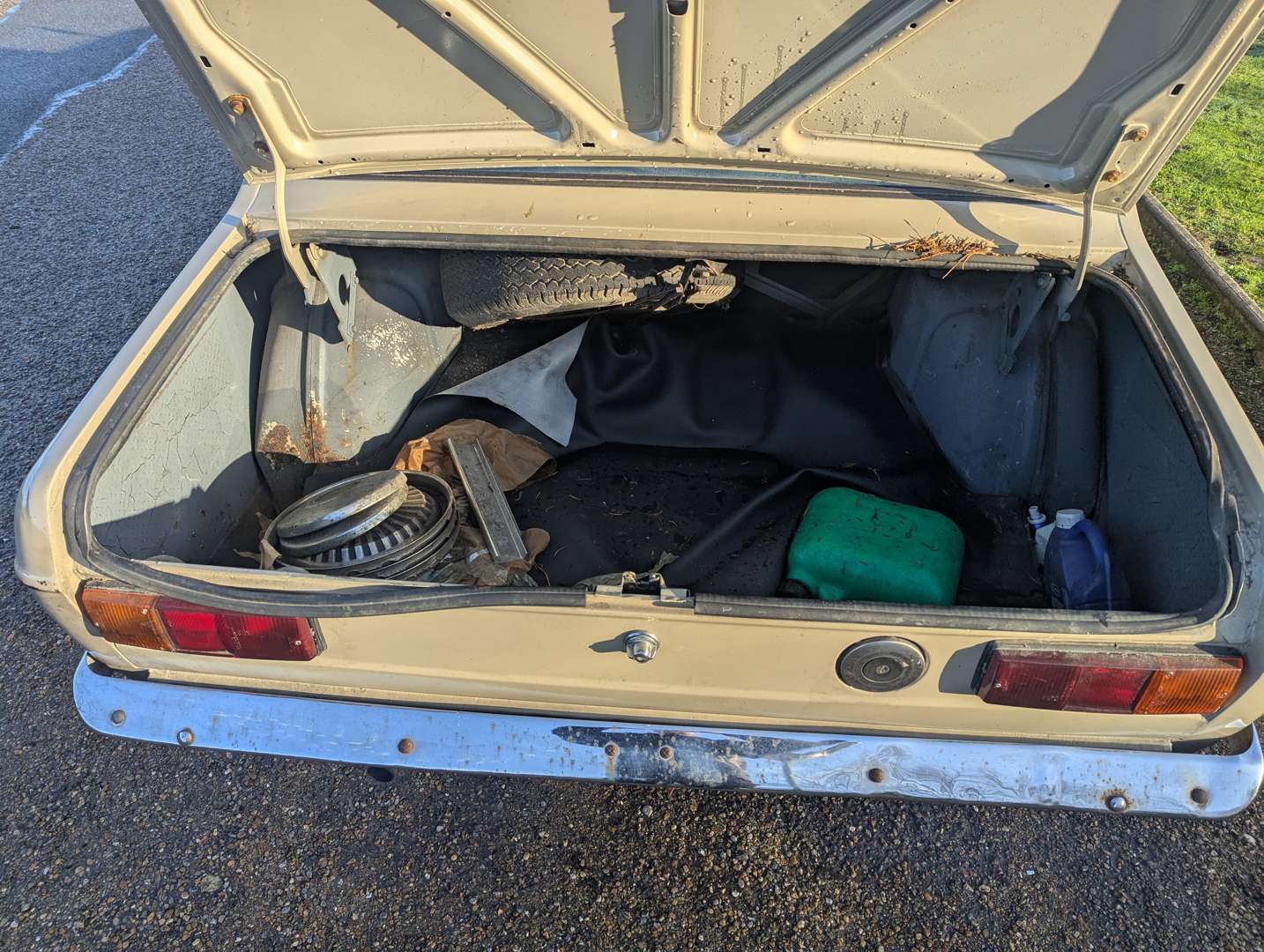 <p>1972 HILLMAN HUNTER SALOON</p>