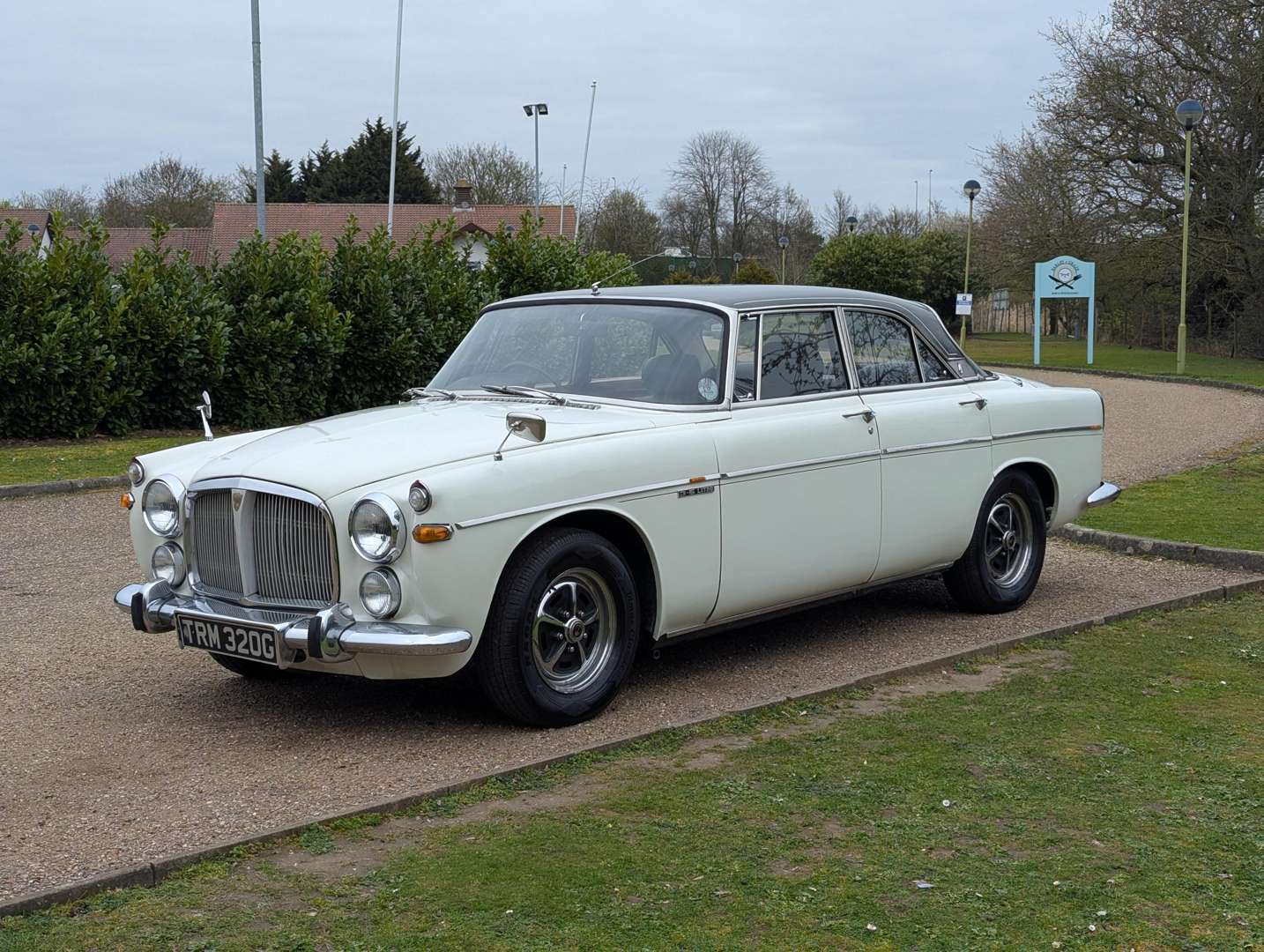 <p>1968 ROVER 3.5L COUPE</p>