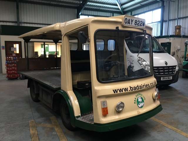 <p>1980 CROMPTON LEYLAND MILK FLOAT</p>