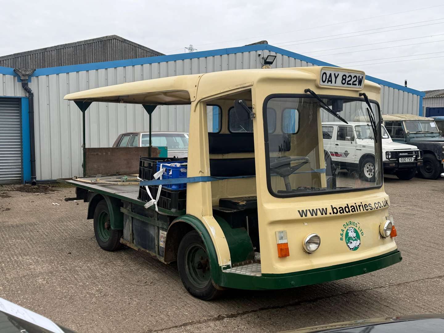 <p>1980 CROMPTON LEYLAND MILK FLOAT</p>
