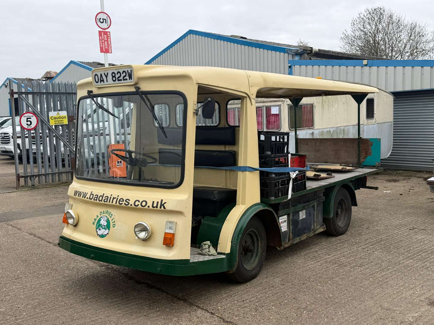 <p>1980 CROMPTON LEYLAND MILK FLOAT</p>