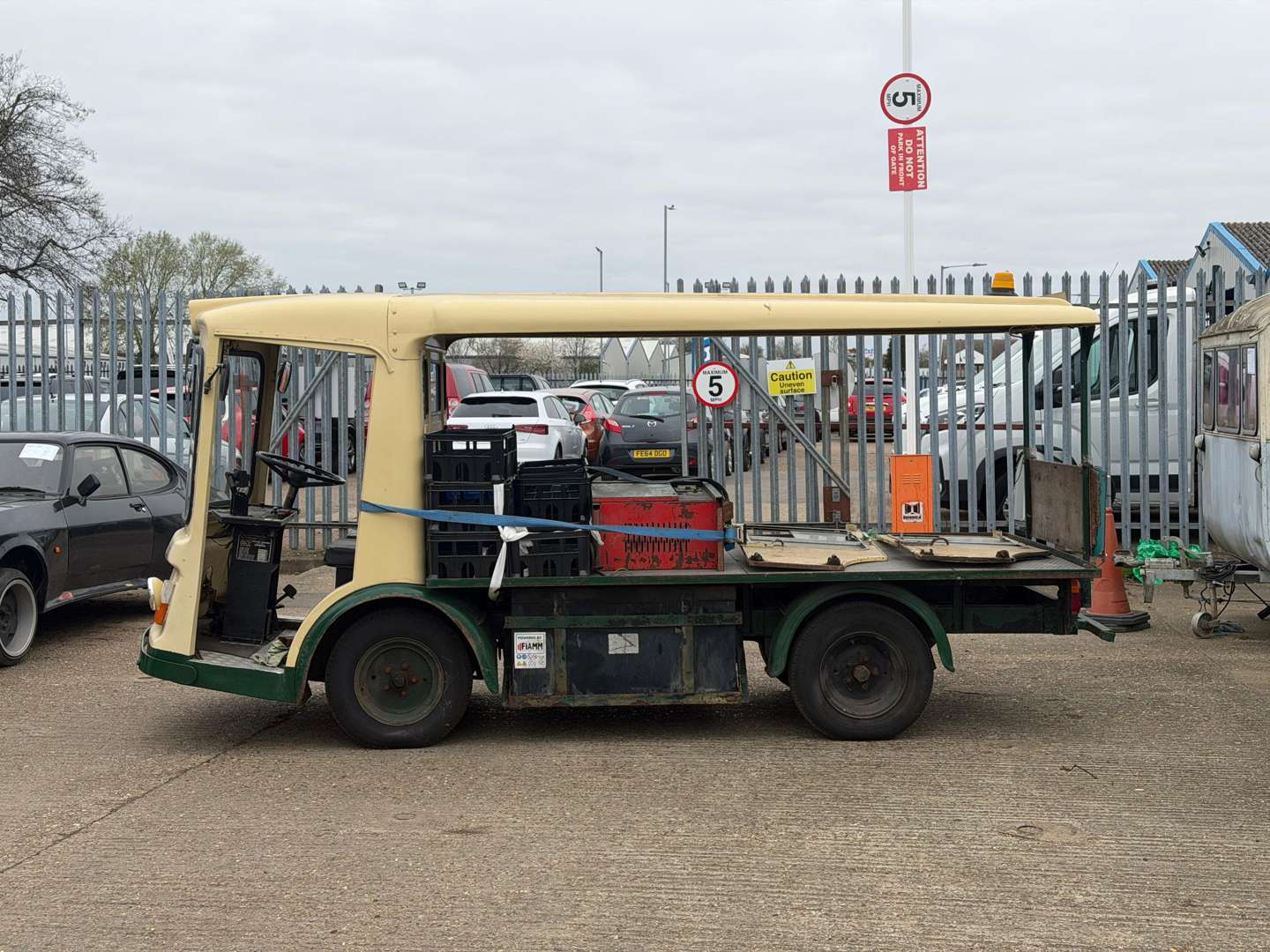 <p>1980 CROMPTON LEYLAND MILK FLOAT</p>