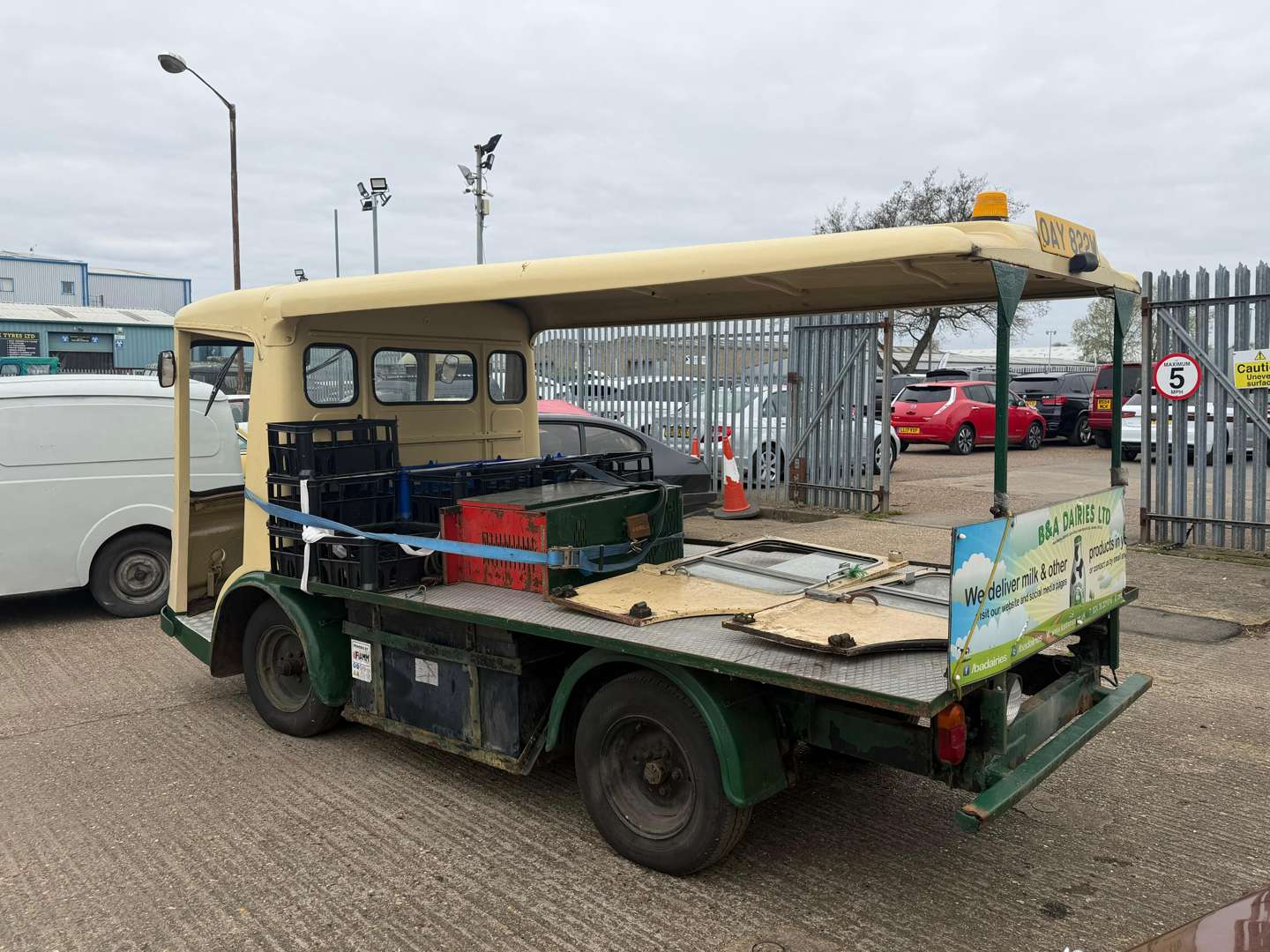 <p>1980 CROMPTON LEYLAND MILK FLOAT</p>