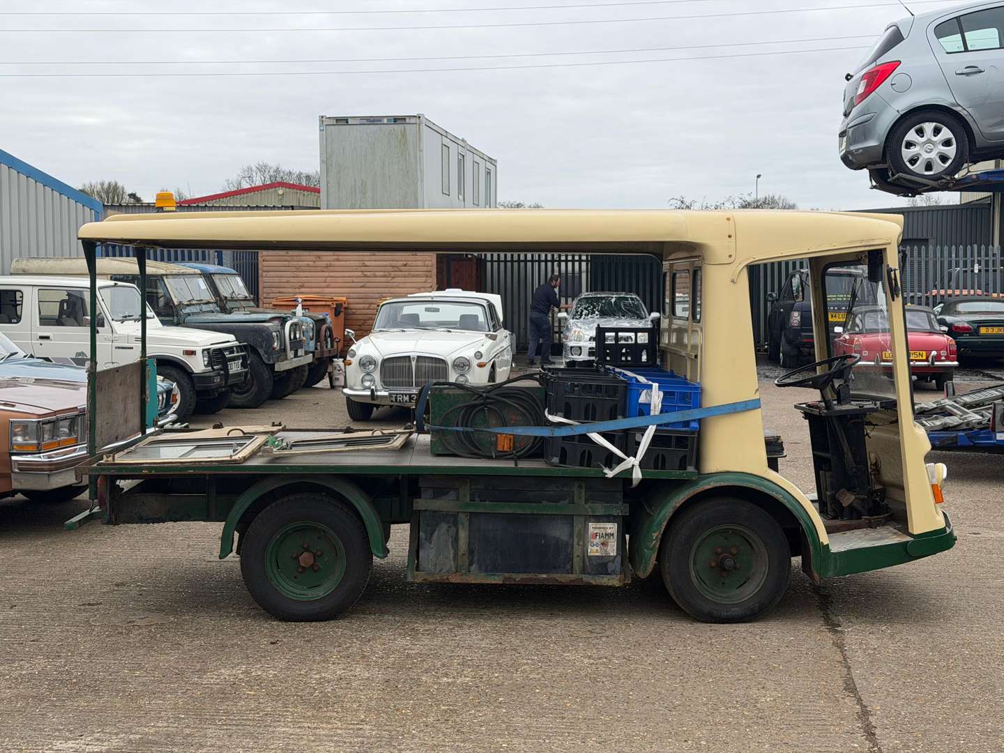 <p>1980 CROMPTON LEYLAND MILK FLOAT</p>
