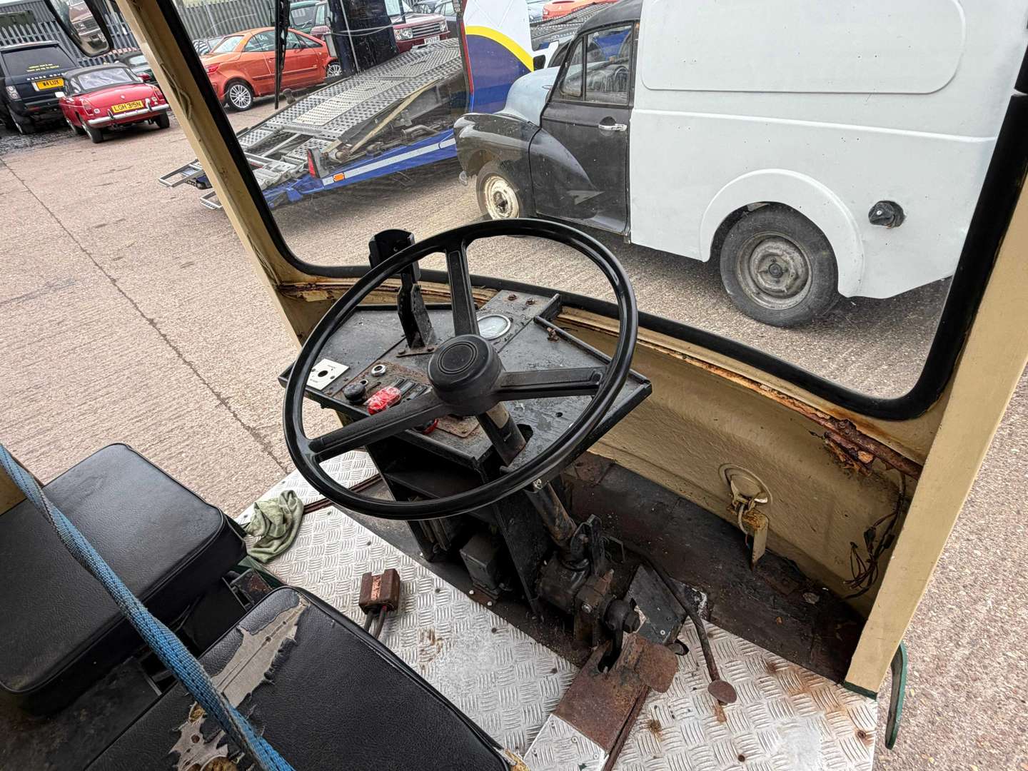 <p>1980 CROMPTON LEYLAND MILK FLOAT</p>