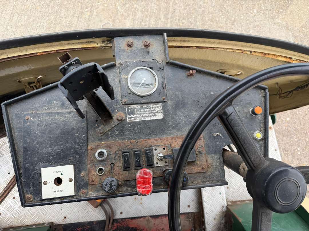 <p>1980 CROMPTON LEYLAND MILK FLOAT</p>