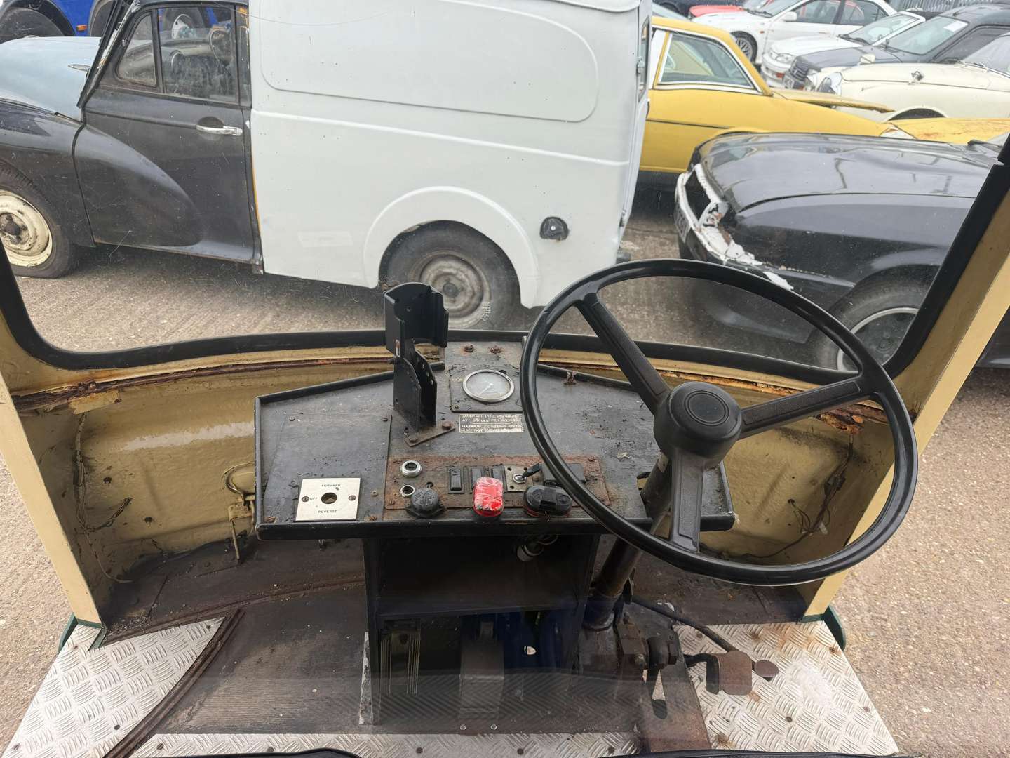 <p>1980 CROMPTON LEYLAND MILK FLOAT</p>