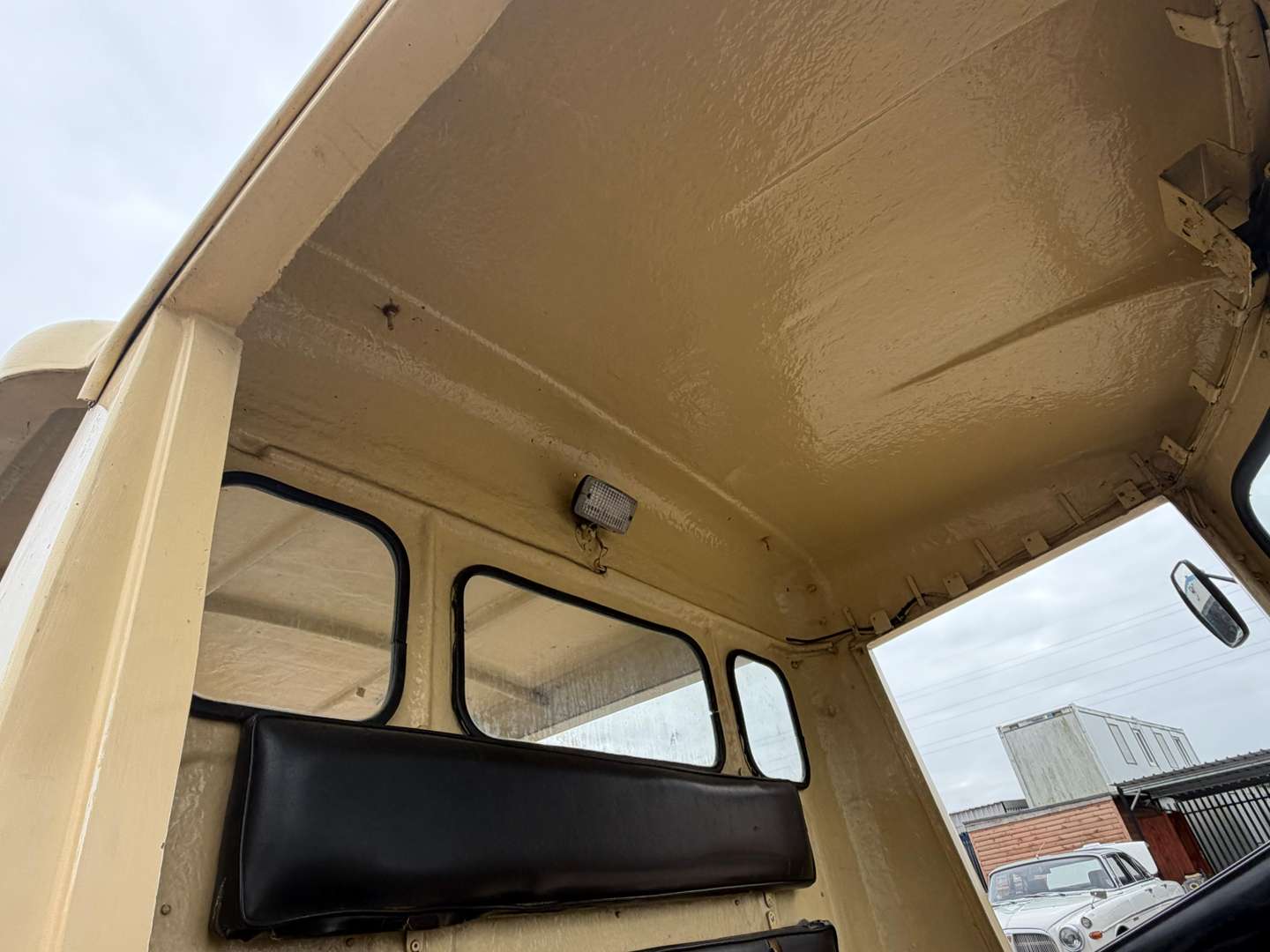 <p>1980 CROMPTON LEYLAND MILK FLOAT</p>