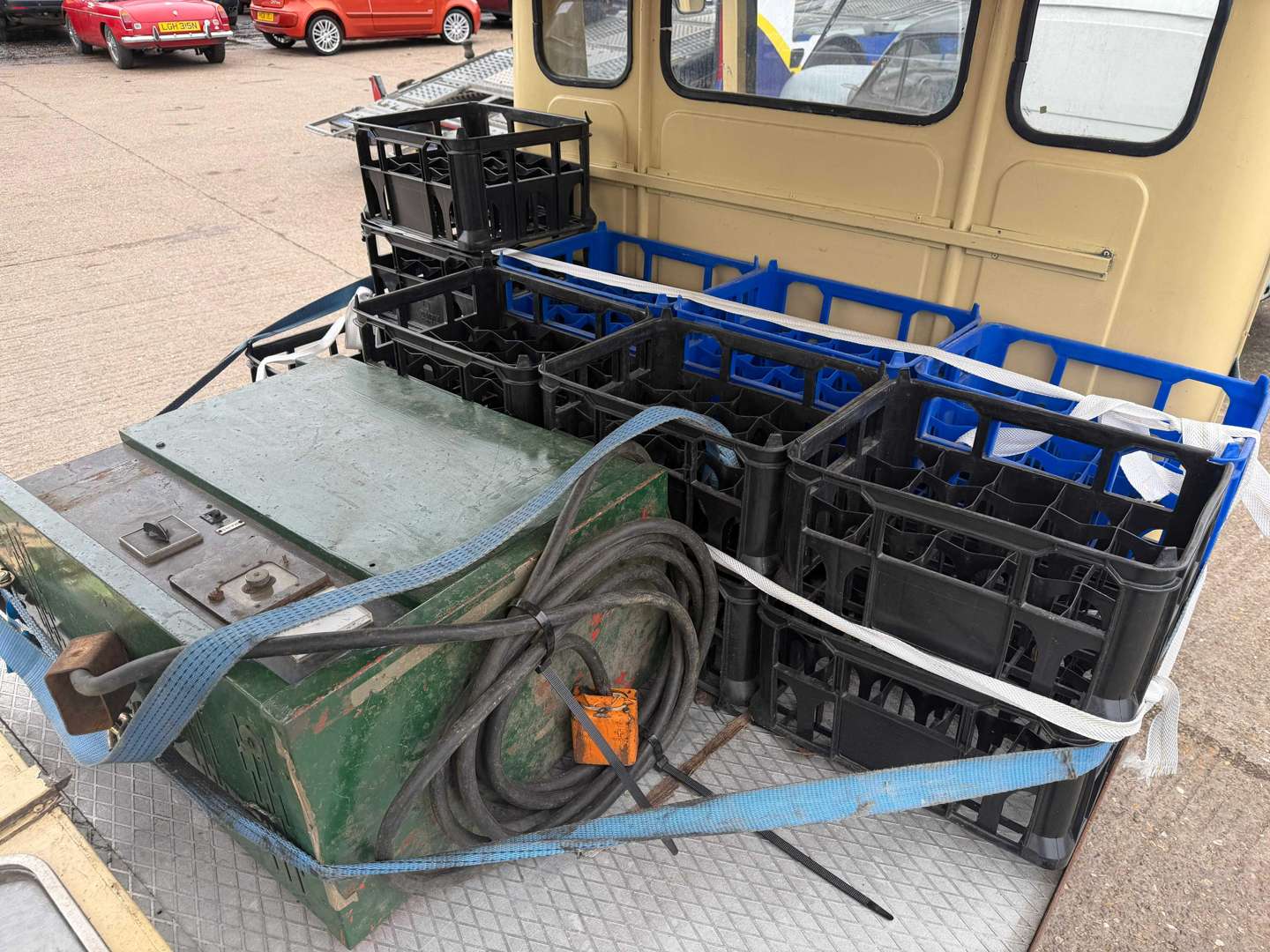 <p>1980 CROMPTON LEYLAND MILK FLOAT</p>