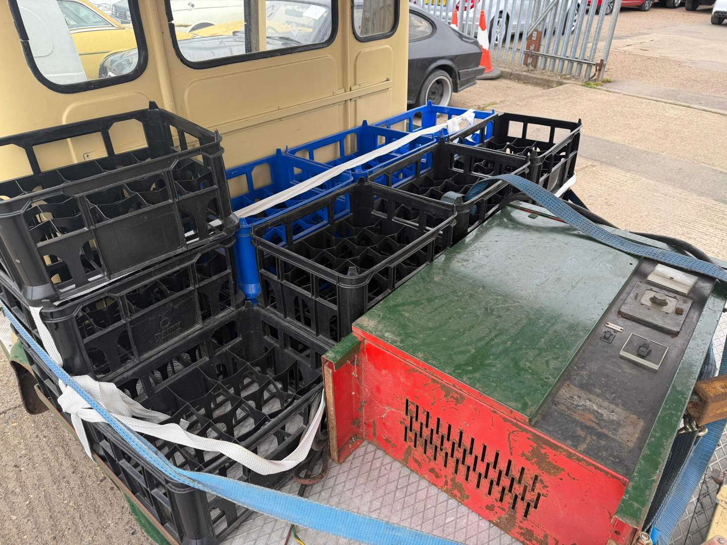 <p>1980 CROMPTON LEYLAND MILK FLOAT</p>