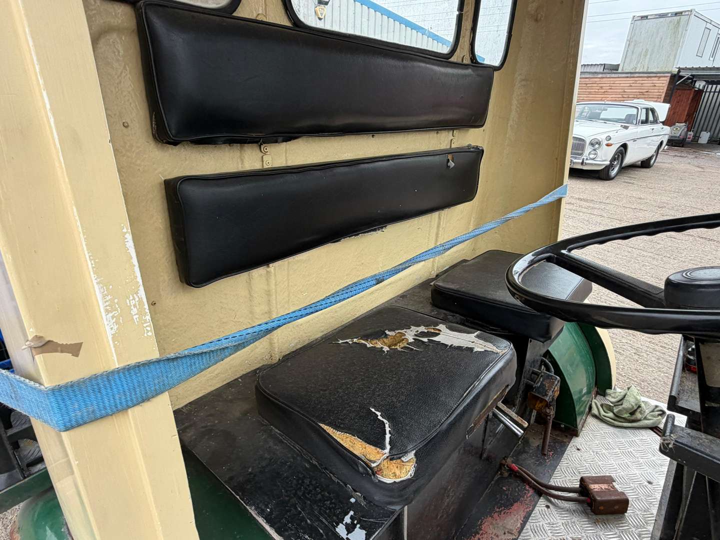 <p>1980 CROMPTON LEYLAND MILK FLOAT</p>