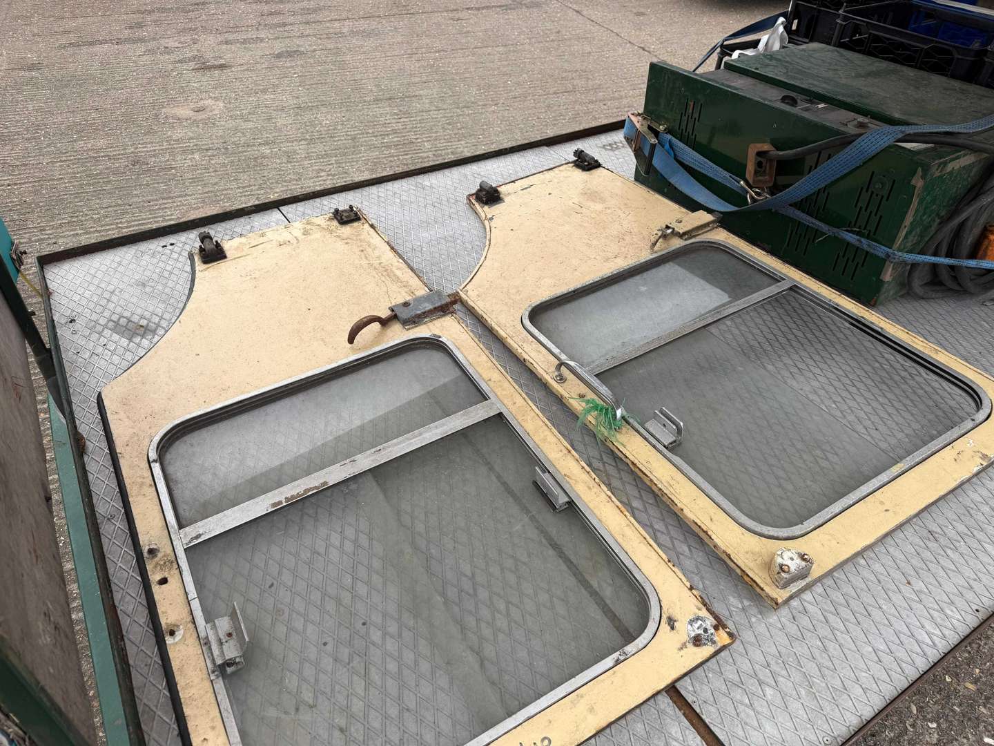 <p>1980 CROMPTON LEYLAND MILK FLOAT</p>