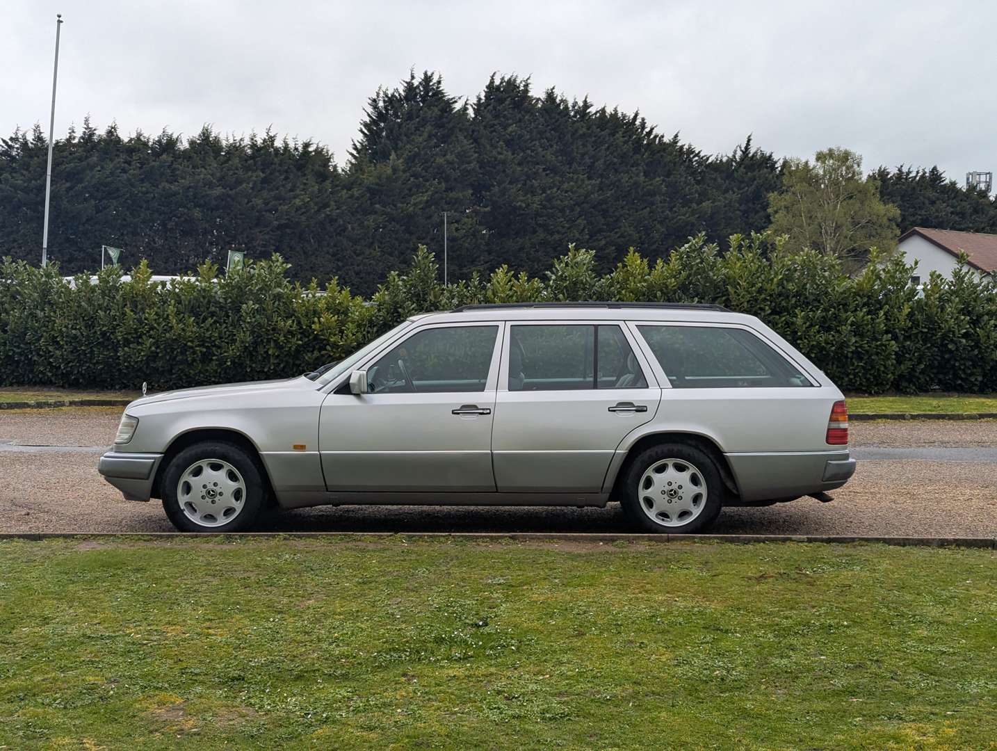 <p>1995 MERCEDES E220 W124 AUTO</p>