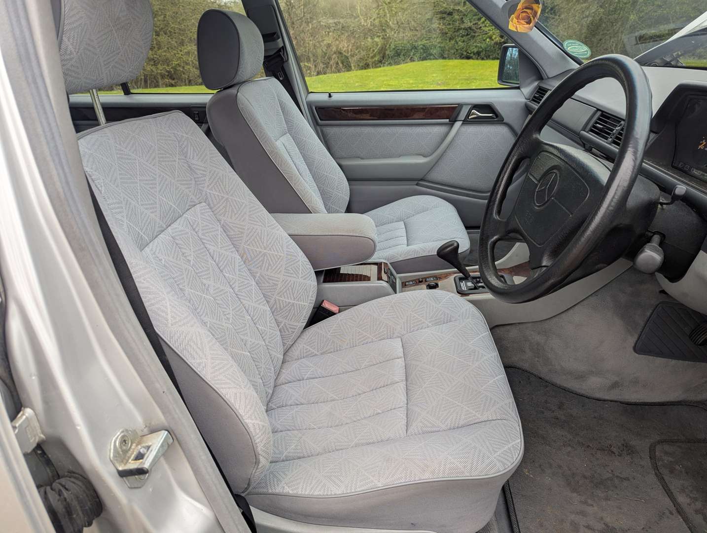 <p>1995 MERCEDES E220 W124 AUTO</p>