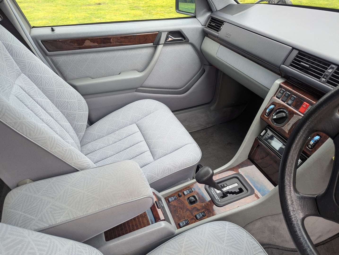 <p>1995 MERCEDES E220 W124 AUTO</p>