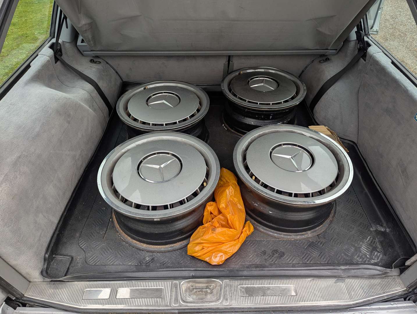 <p>1995 MERCEDES E220 W124 AUTO</p>