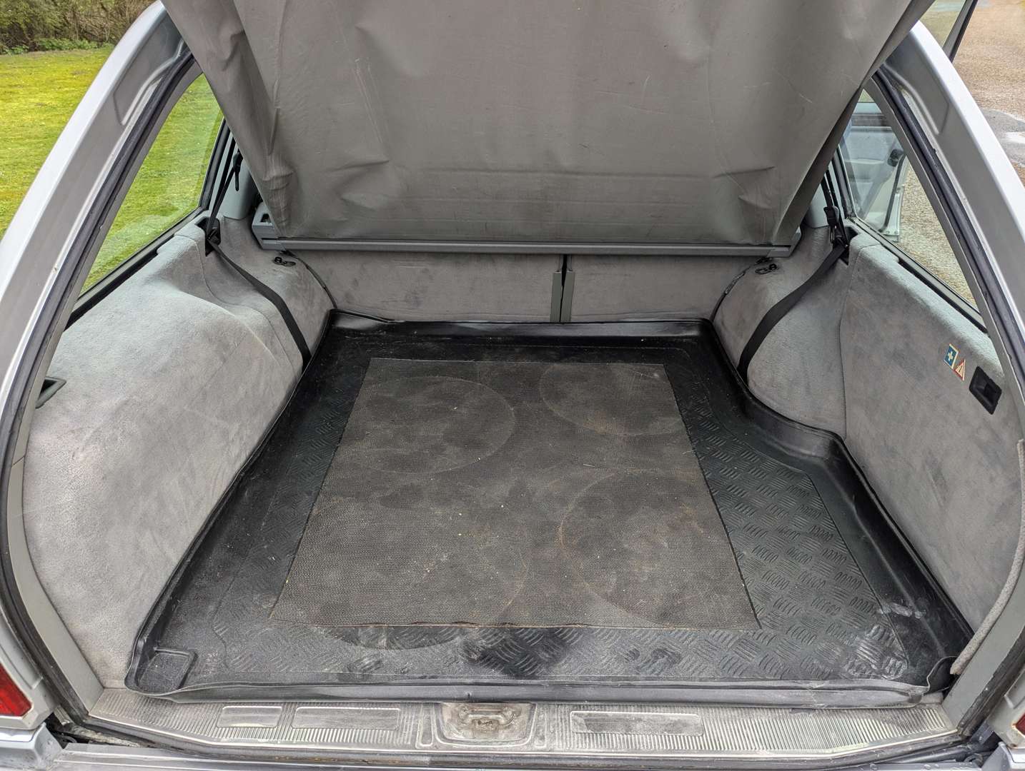 <p>1995 MERCEDES E220 W124 AUTO</p>