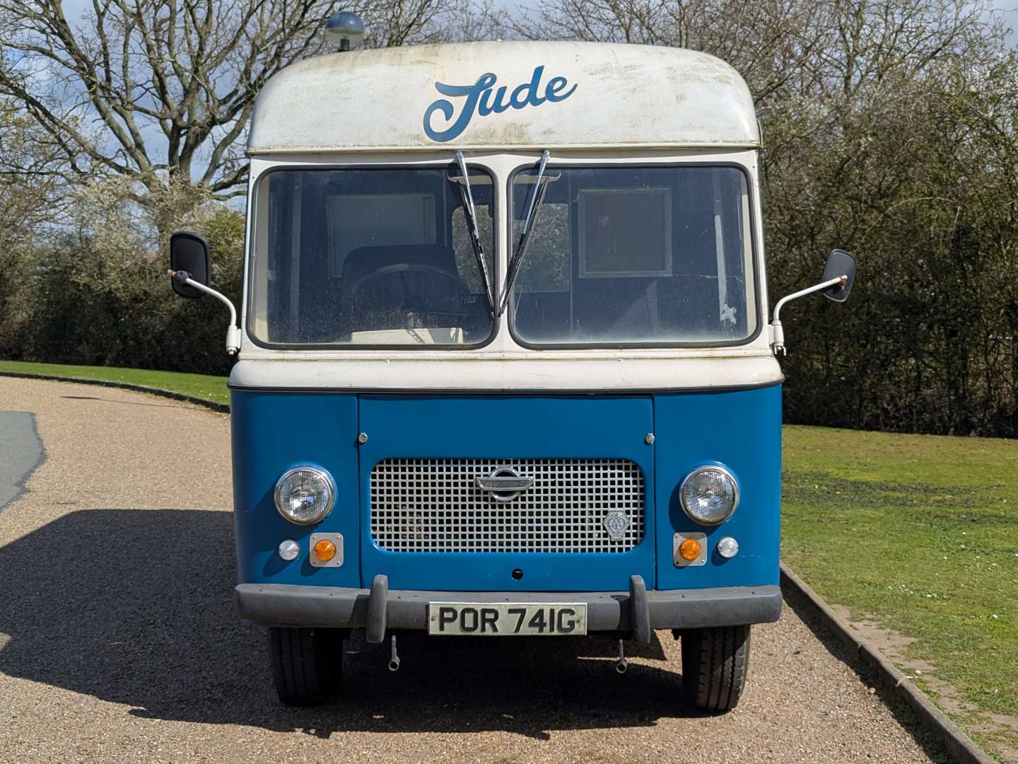 <p>1969 MORRIS MOTOR CARAVAN</p>