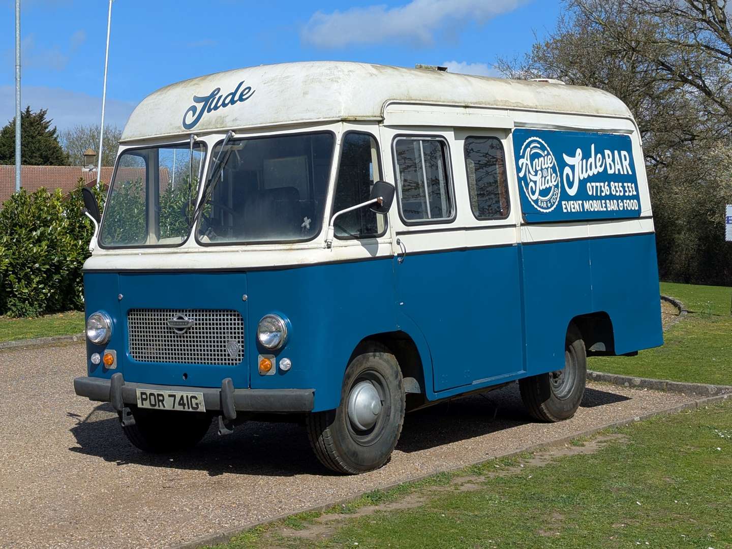 <p>1969 MORRIS MOTOR CARAVAN</p>