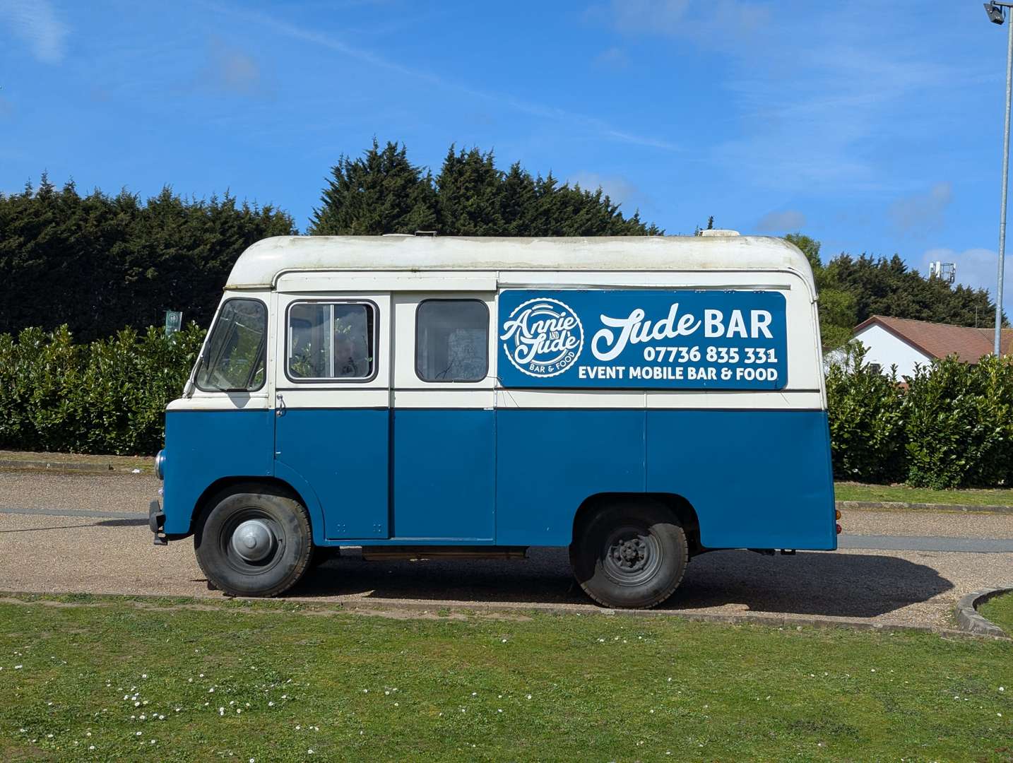 <p>1969 MORRIS MOTOR CARAVAN</p>