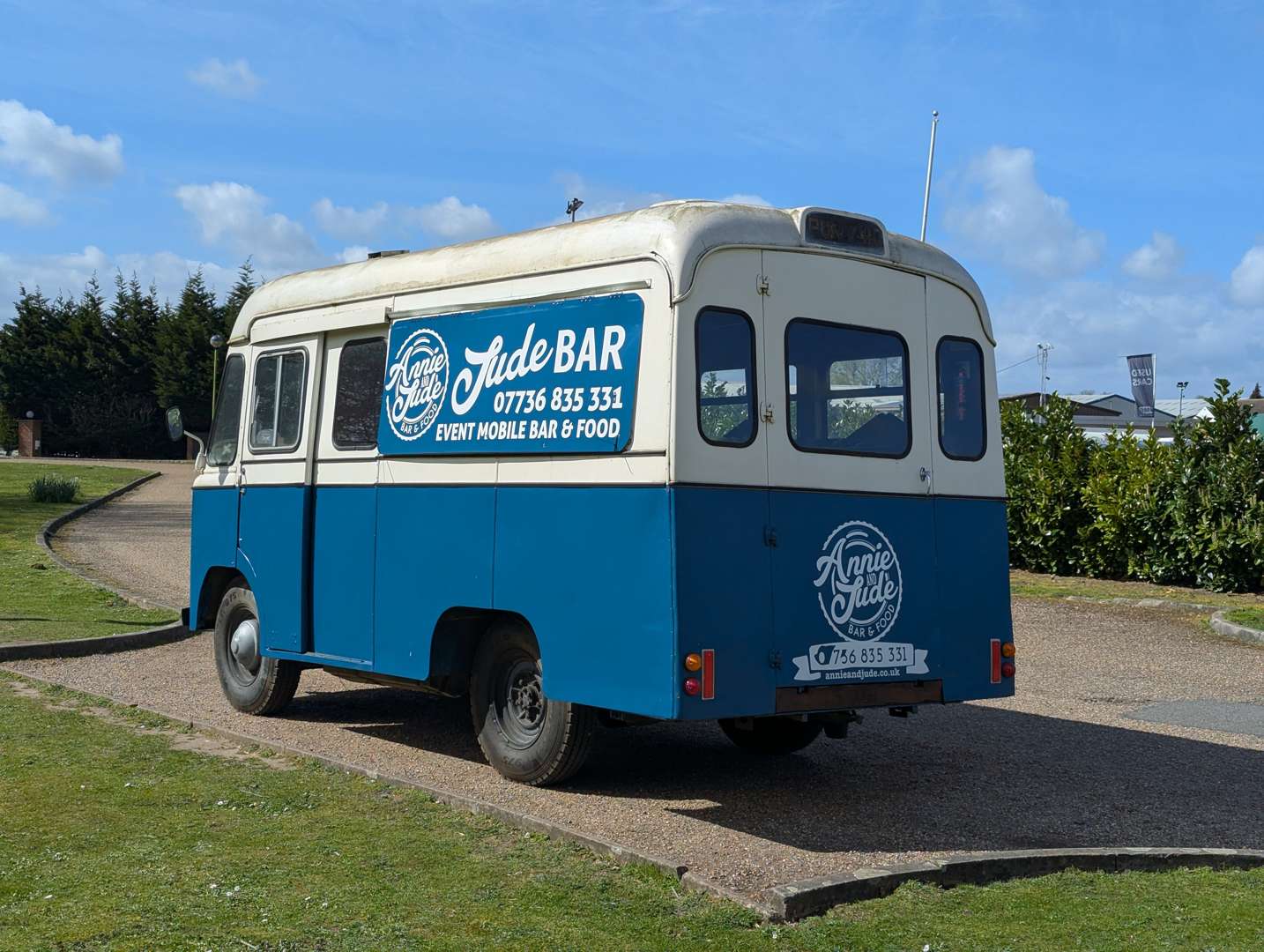 <p>1969 MORRIS MOTOR CARAVAN</p>