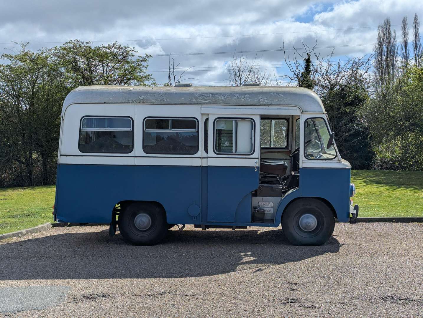 <p>1969 MORRIS MOTOR CARAVAN</p>