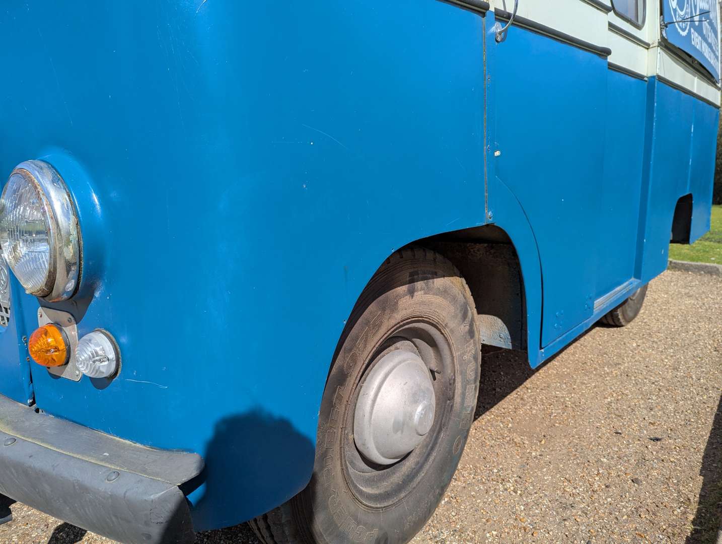 <p>1969 MORRIS MOTOR CARAVAN</p>