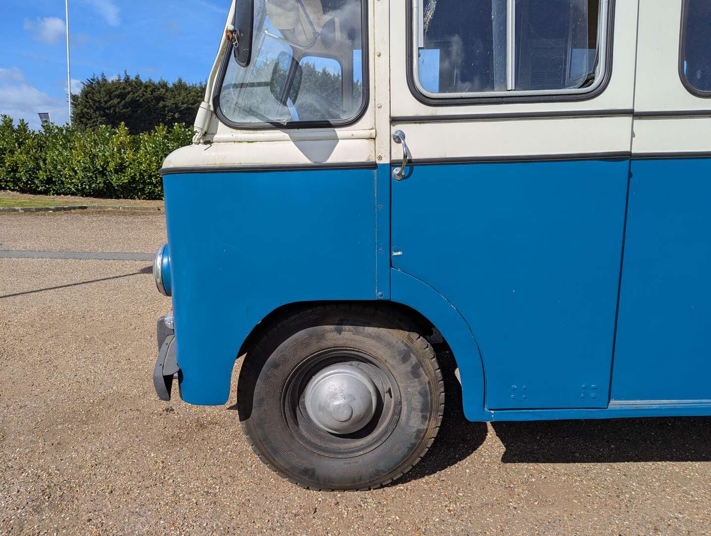 <p>1969 MORRIS MOTOR CARAVAN</p>