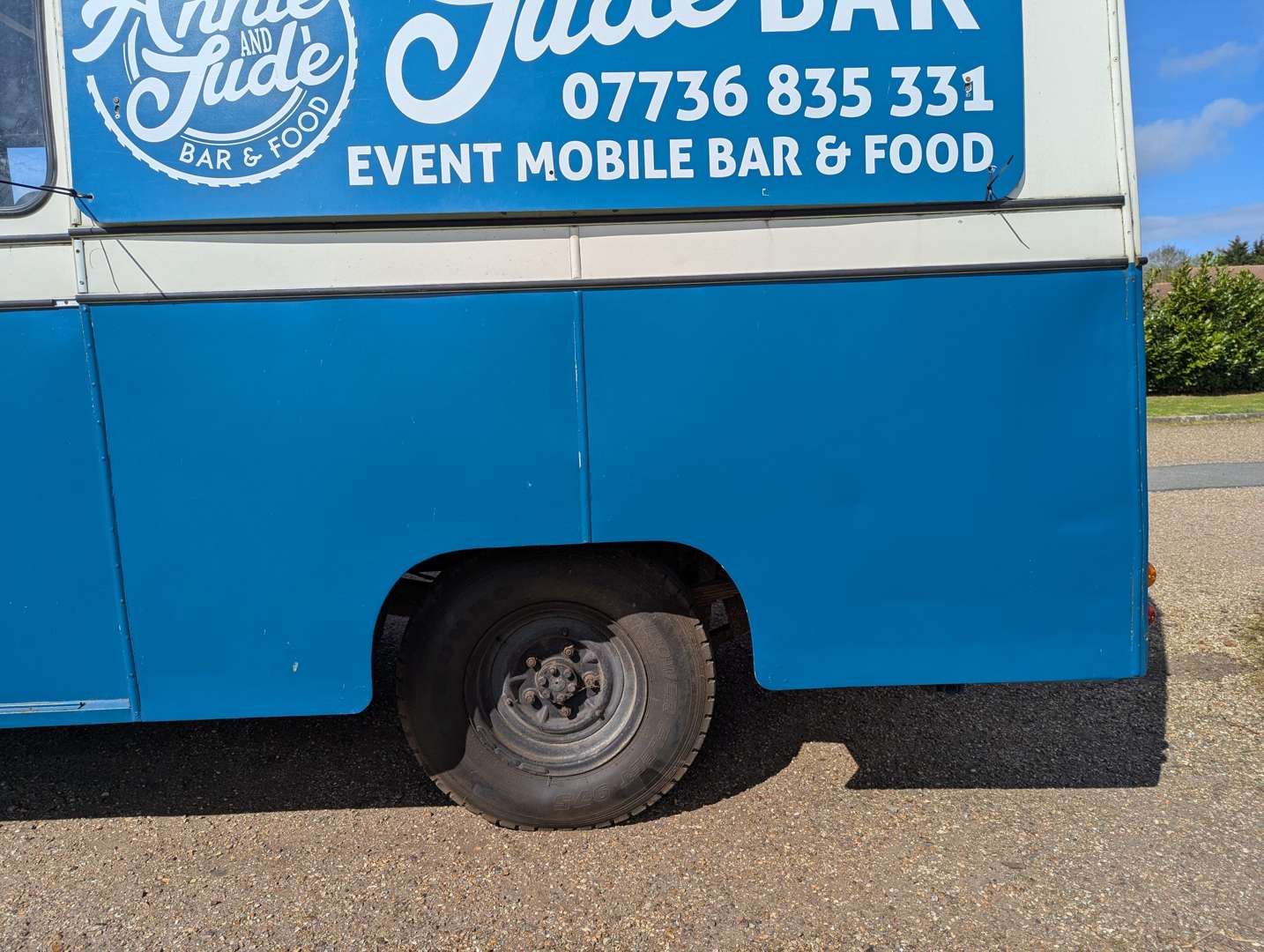 <p>1969 MORRIS MOTOR CARAVAN</p>