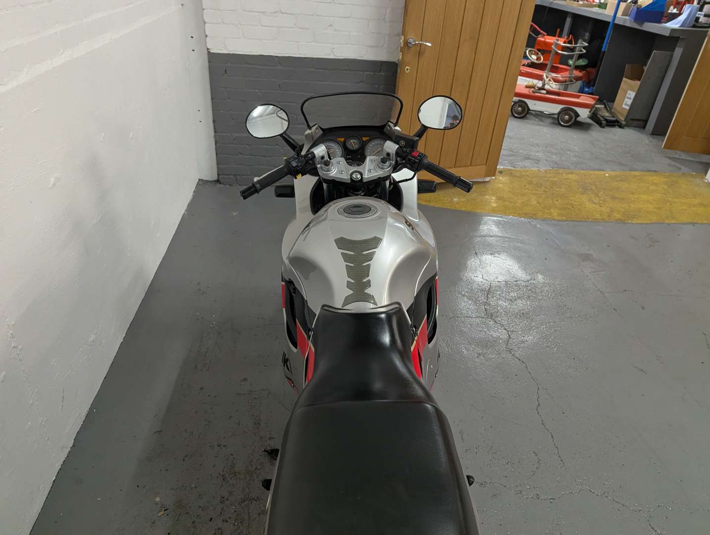 <p>1990 SUZUKI GSX 750F SLINGSHOT</p>