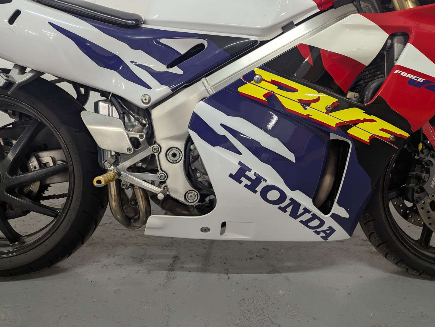 <p>1997 HONDA RVF 400CC</p>