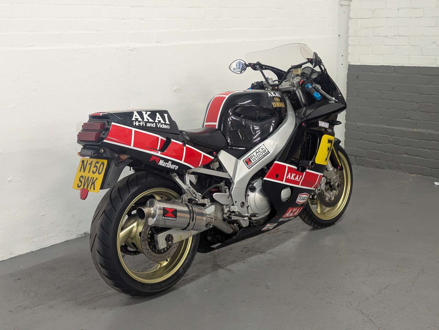 <p>1995 YAMAHA FZR 600</p>