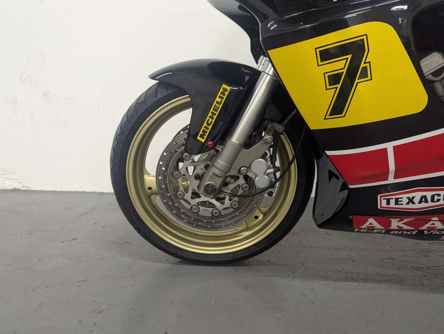 <p>1995 YAMAHA FZR 600</p>