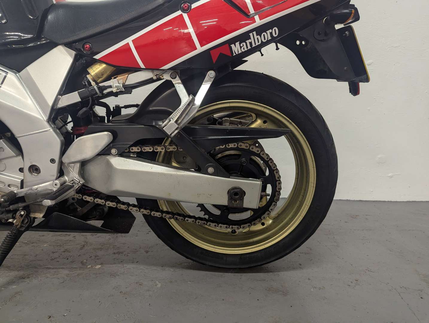 <p>1995 YAMAHA FZR 600</p>