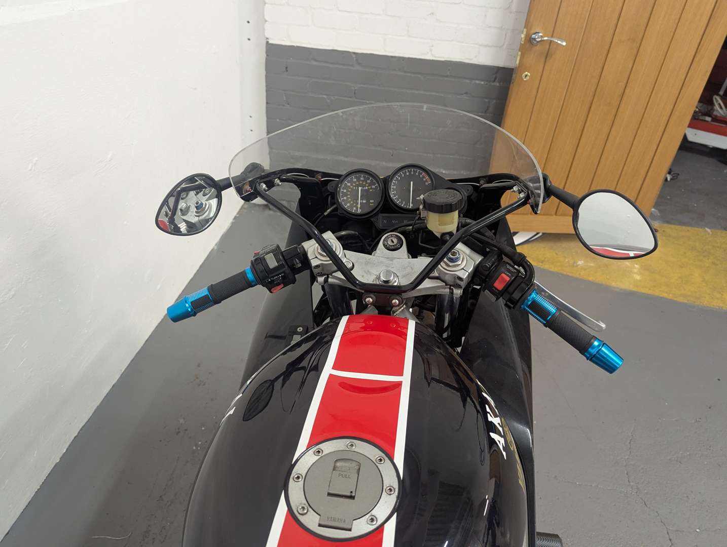 <p>1995 YAMAHA FZR 600</p>