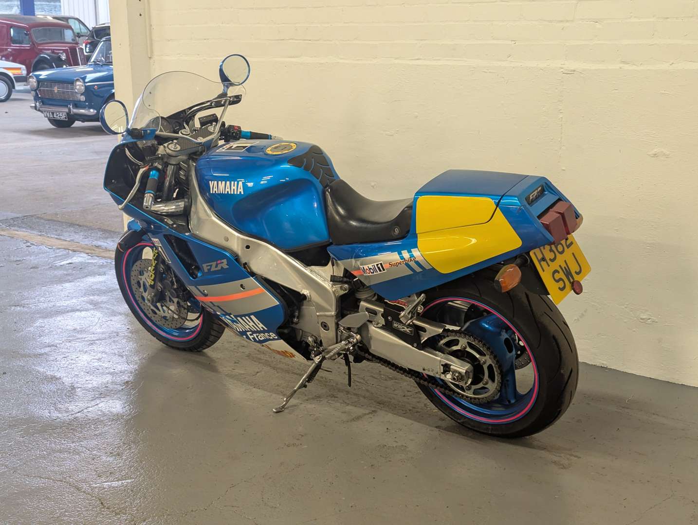 <p>1990 YAMAHA FZR 1000</p>