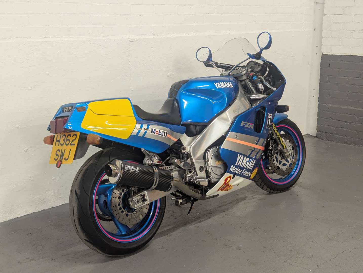<p>1990 YAMAHA FZR 1000</p>