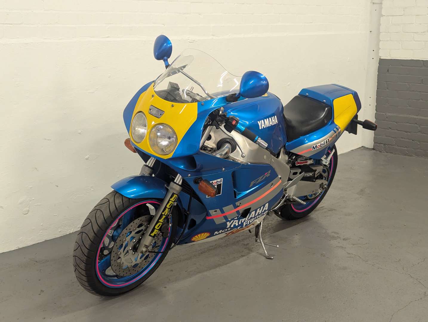 <p>1990 YAMAHA FZR 1000</p>