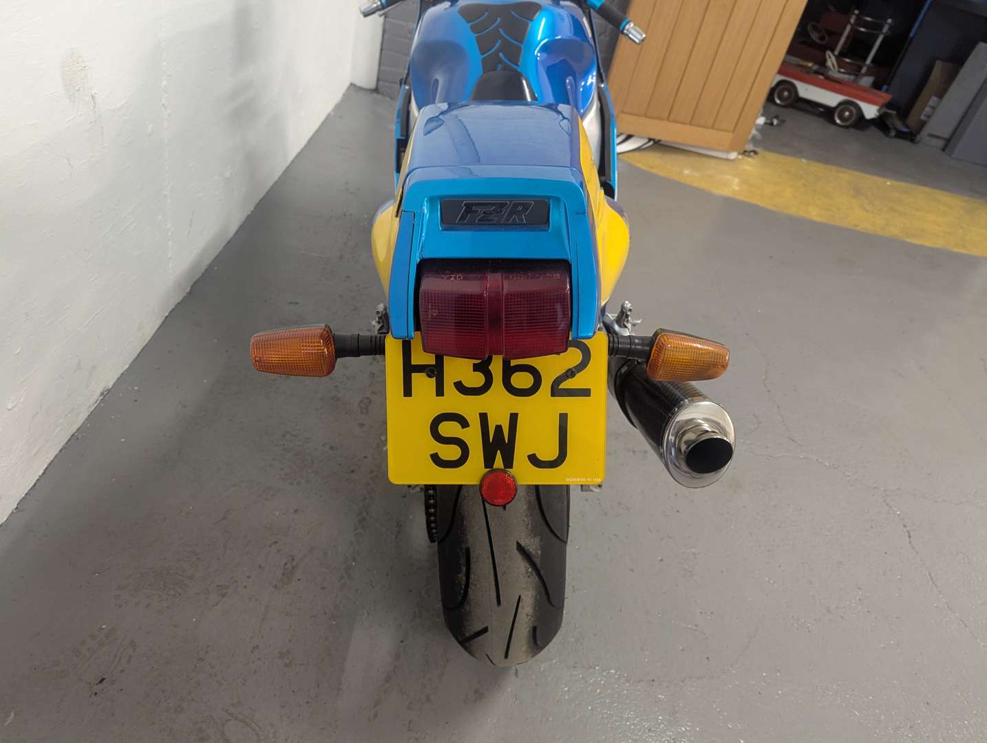 <p>1990 YAMAHA FZR 1000</p>