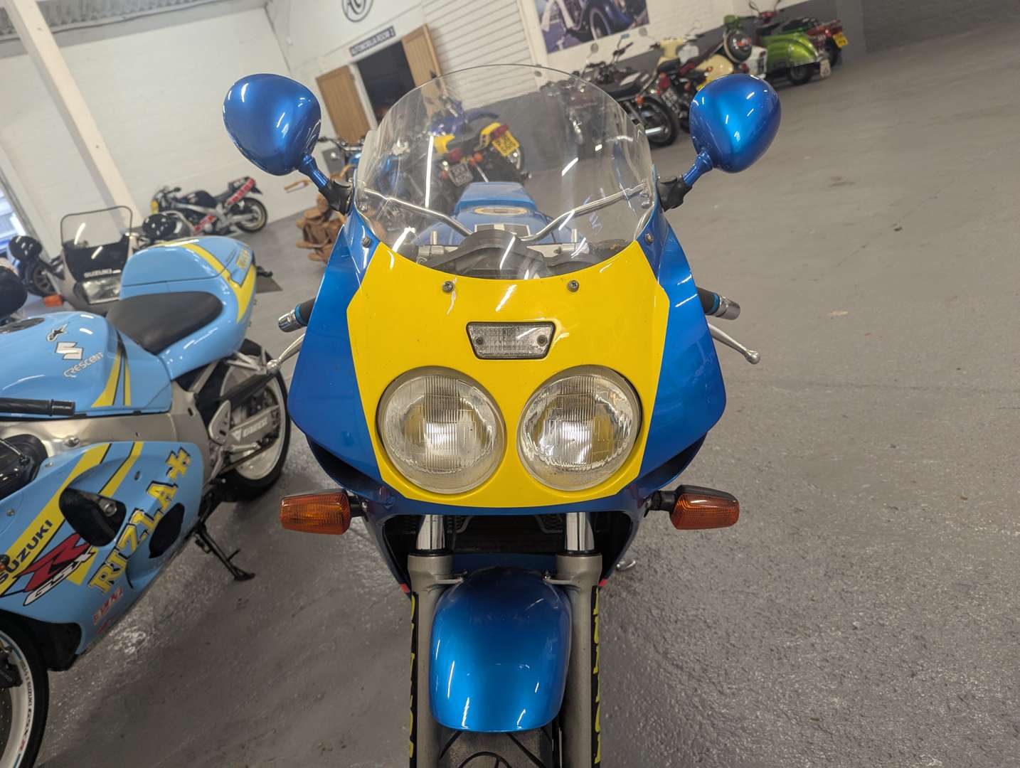 <p>1990 YAMAHA FZR 1000</p>