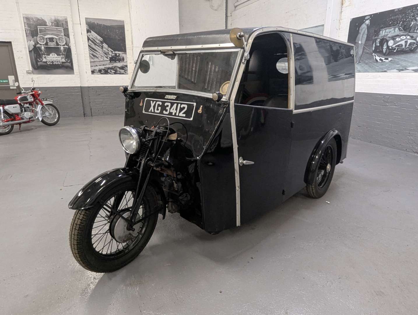 <p>1935 RALEIGH GOODS TRICYCLE</p>